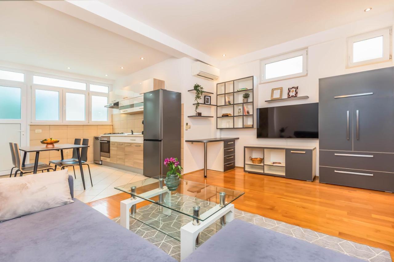 Beachfront Apartment 예세니체 외부 사진